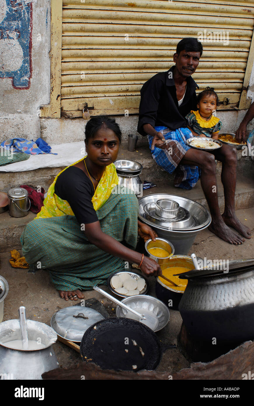 Immagine di stock di dalit donna cottura su baraccopoli street a Chennai Tamil Nadu India Foto Stock Immagine di stock di dalit donna cottura su baraccopoli street a Chennai Tamil Nadu India Foto Stock