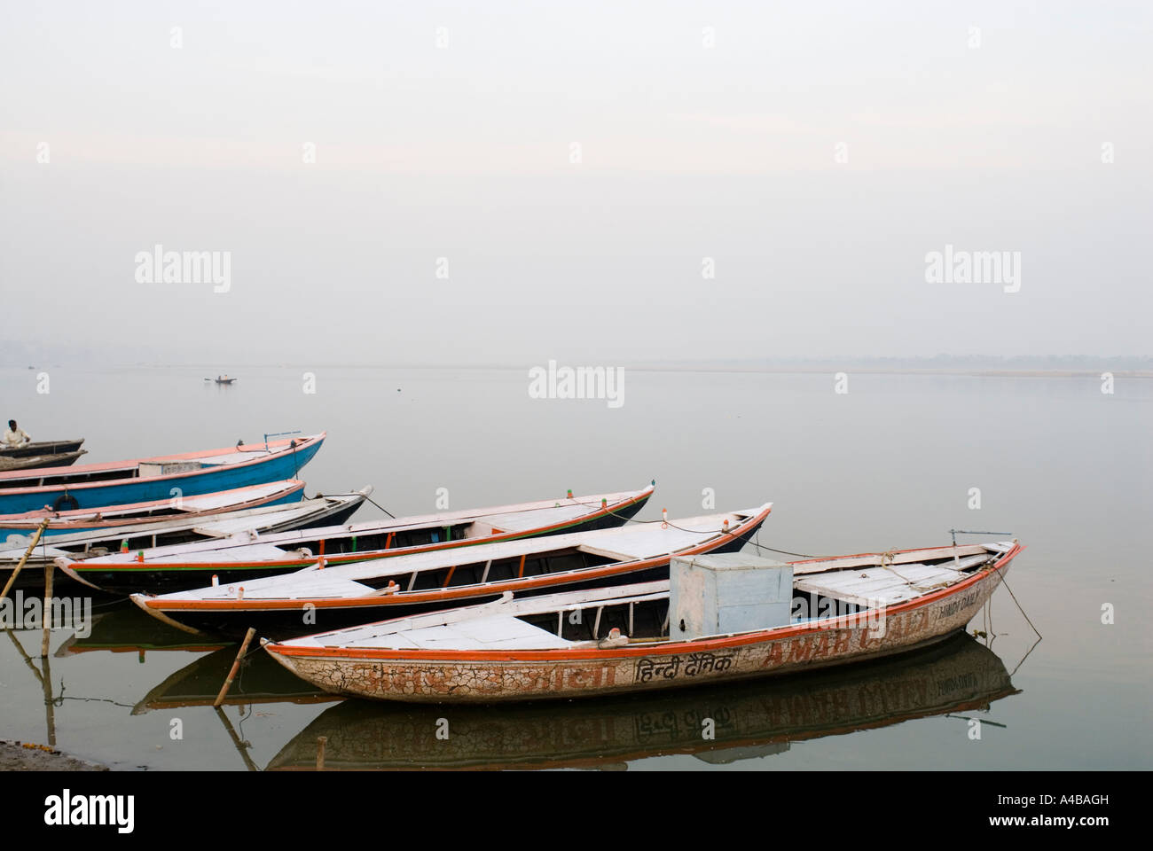 Immagine di stock di barche da pesca all'alba lungo le rive del Gange a Varanasi India Foto Stock Immagine di stock di barche da pesca all'alba lungo le rive del Gange a Varanasi India Foto Stock