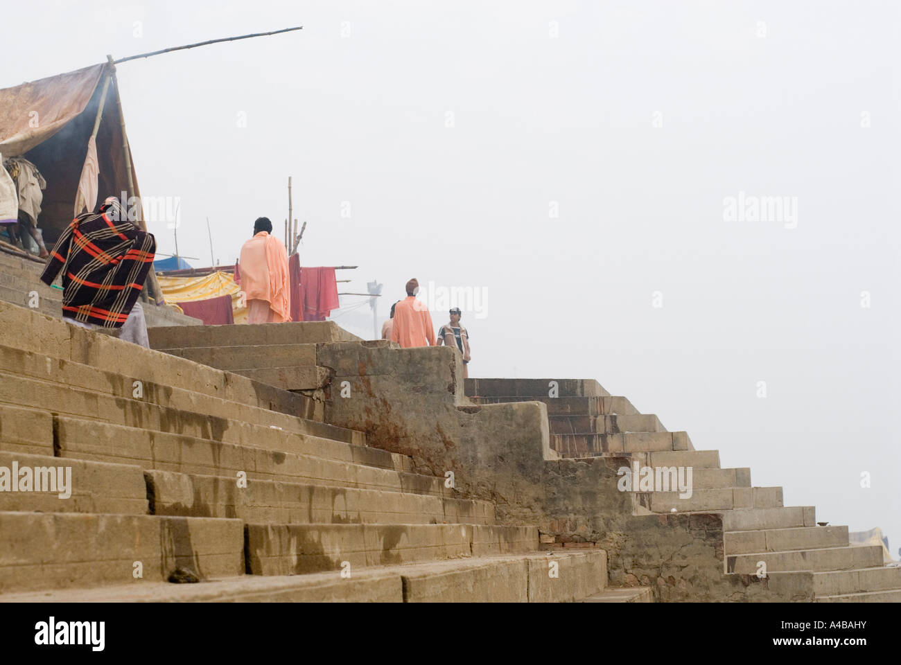 Immagine di stock di ghats a Varanasi India con santi uomini camminare e campeggio Foto Stock Immagine di stock di ghats a Varanasi India con santi uomini camminare e campeggio Foto Stock