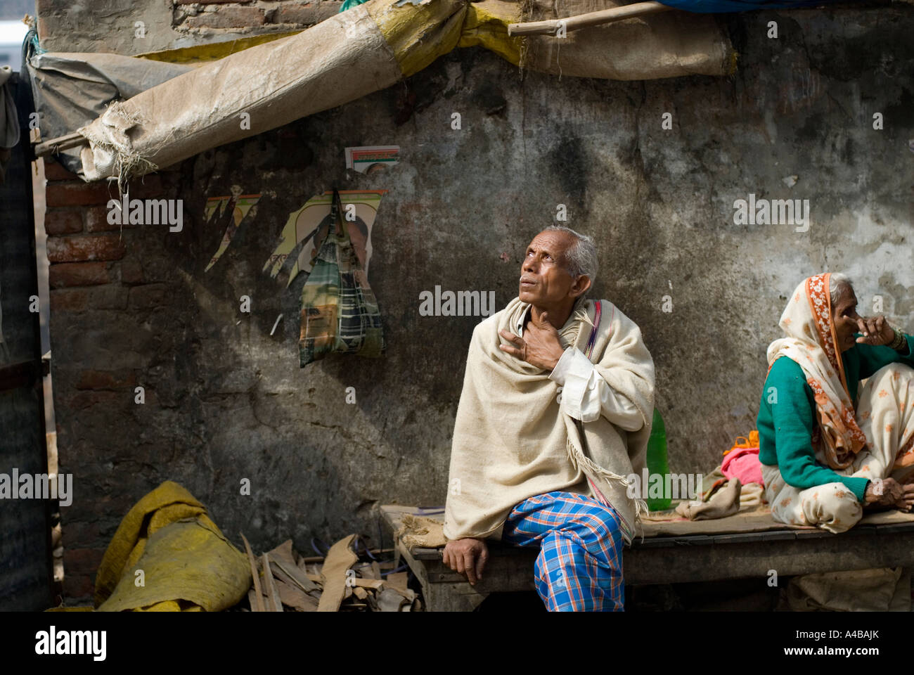 Immagine di stock di un uomo indiano guardando al cielo in contemplazione con una donna in scialle accanto a lui Foto Stock Immagine di stock di un uomo indiano guardando al cielo in contemplazione con una donna in scialle accanto a lui Foto Stock