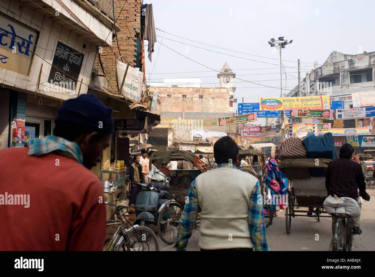 Immagine di stock di strada affollata con rickshaws persone auto e i cartelloni in Varanasi India Foto Stock Immagine di stock di strada affollata con rickshaws persone auto e i cartelloni in Varanasi India Foto Stock