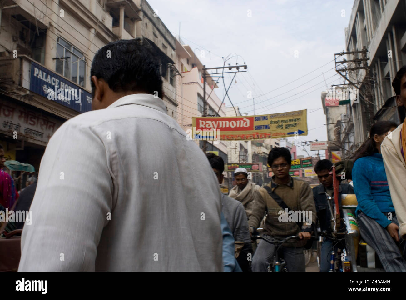 Immagine di stock di strada affollata con rickshaws persone auto e i cartelloni in Varanasi India Foto Stock Immagine di stock di strada affollata con rickshaws persone auto e i cartelloni in Varanasi India Foto Stock