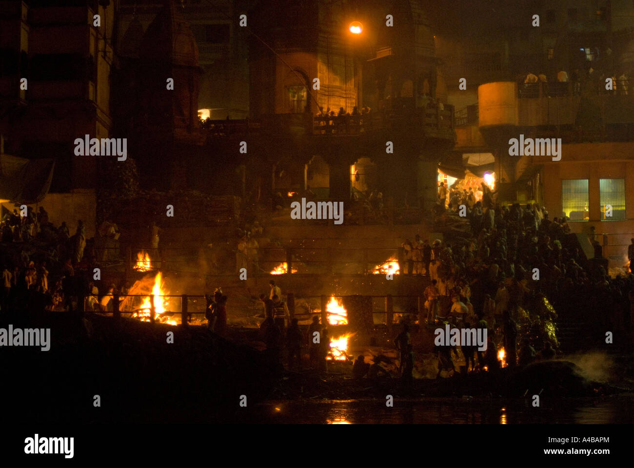 Immagine stock della cremazione ghat di notte con fuochi a Varanasi Foto Stock Immagine stock della cremazione ghat di notte con fuochi a Varanasi Foto Stock