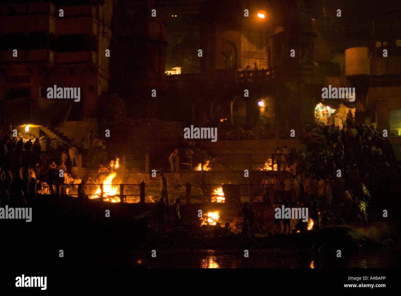 Immagine stock della cremazione ghat di notte con fuochi a Varanasi Foto Stock Immagine stock della cremazione ghat di notte con fuochi a Varanasi Foto Stock