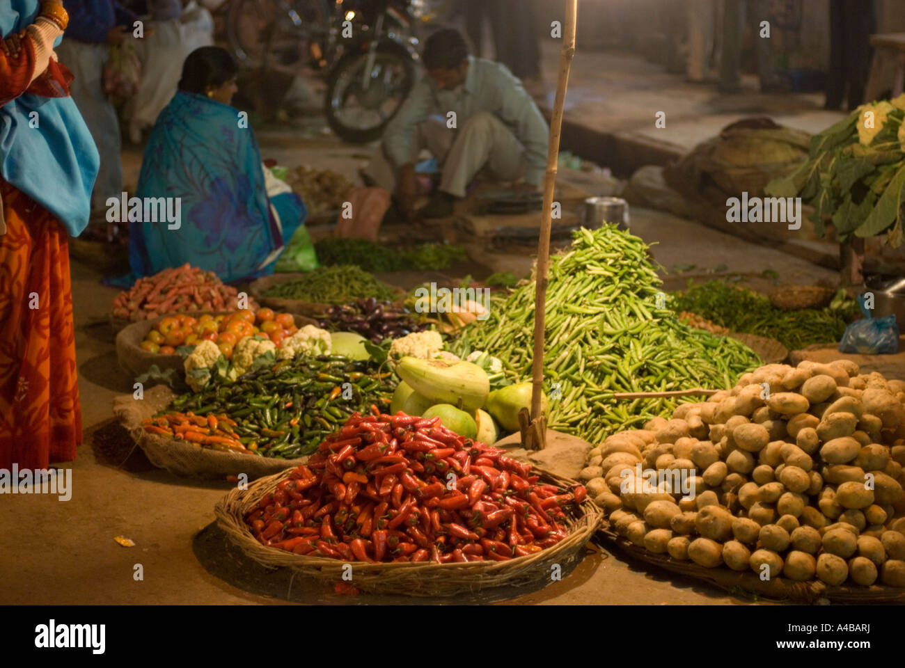 Immagine di stock di una pila di peperoncini sotto le luci di strada in un mercato in Varanasi India Foto Stock Immagine di stock di una pila di peperoncini sotto le luci di strada in un mercato in Varanasi India Foto Stock