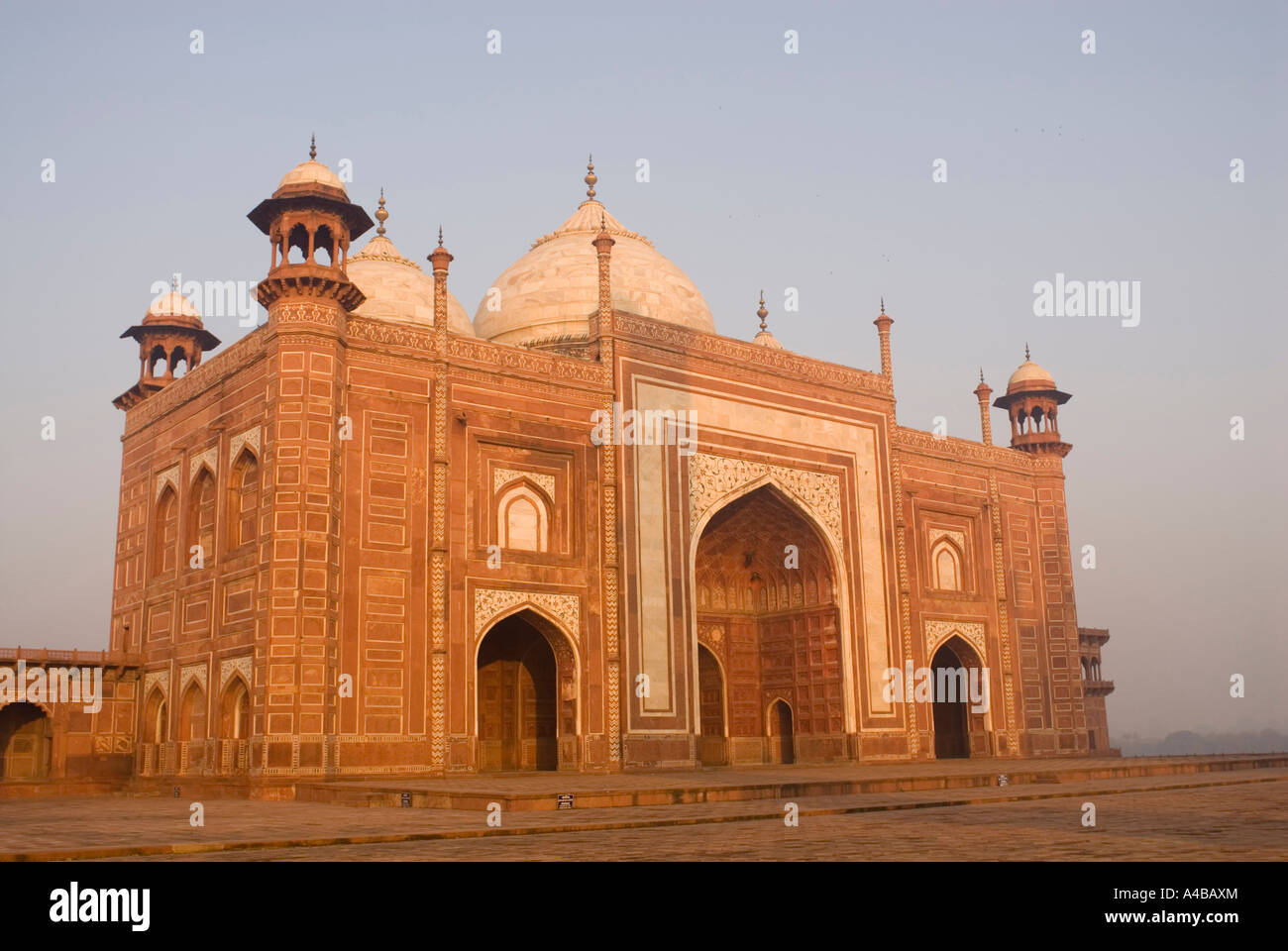 Immagine Stock del Taj Mahal in Agra India all'alba con riflessioni in piscina Foto Stock Immagine Stock del Taj Mahal in Agra India all'alba con riflessioni in piscina Foto Stock