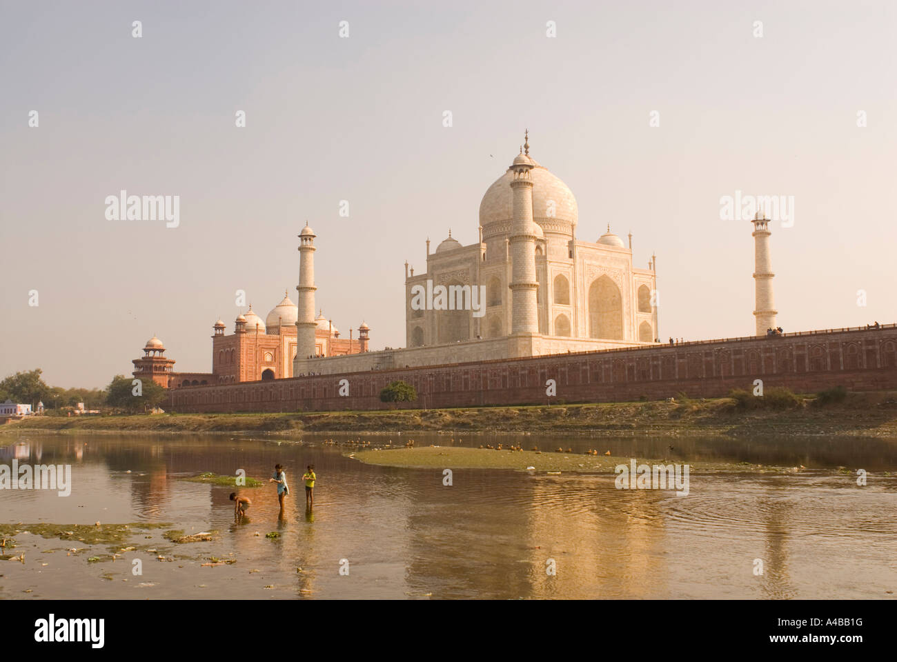 Immagine di stock di Taj Mahal di tutto il fiume Yamuna con andane per piante di cocomero Foto Stock Immagine di stock di Taj Mahal di tutto il fiume Yamuna con andane per piante di cocomero Foto Stock