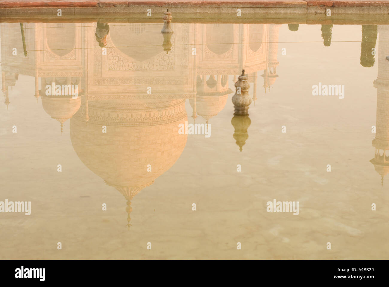 Immagine Stock del Taj Mahal in Agra India all'alba con riflessioni capovolto in piscina Foto Stock Immagine Stock del Taj Mahal in Agra India all'alba con riflessioni capovolto in piscina Foto Stock