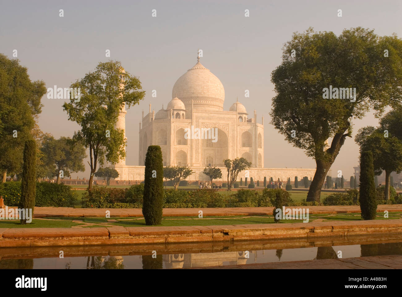 Immagine Stock del Taj Mahal in Agra India all'alba con riflessioni in piscina e giardini Foto Stock Immagine Stock del Taj Mahal in Agra India all'alba con riflessioni in piscina e giardini Foto Stock