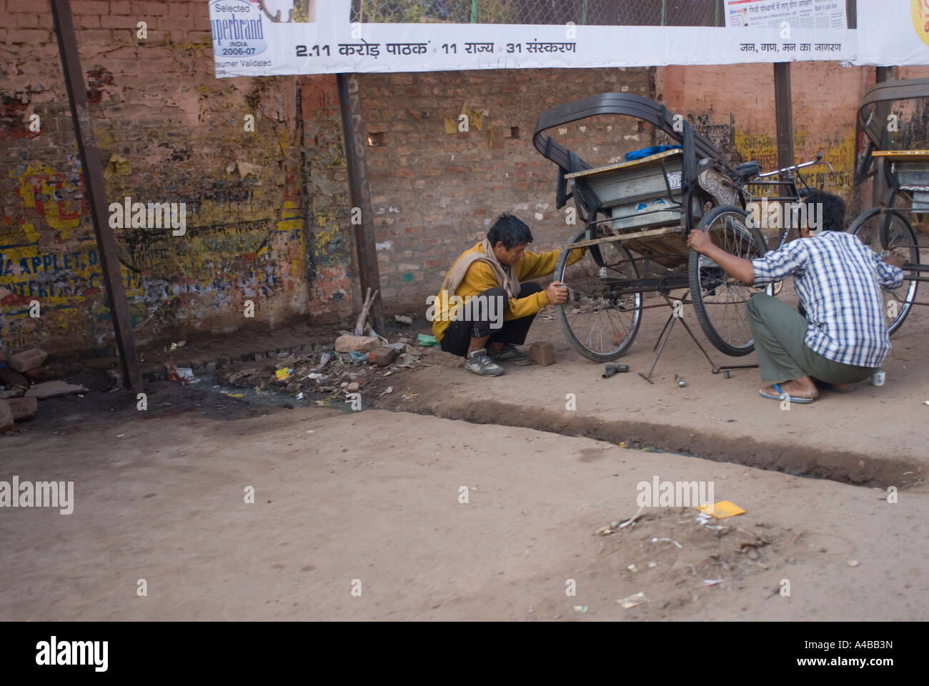 Immagine di stock di rickshaw riparazioni sul lato della strada in Agra Foto Stock Immagine di stock di rickshaw riparazioni sul lato della strada in Agra Foto Stock