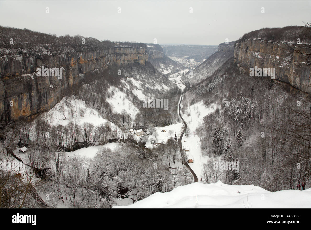 Il Cirque de Baume in inverno vicino a Lons le saunier Jura Francia FRANCHE COMTE Foto Stock Il Cirque de Baume in inverno vicino a Lons le saunier Jura Francia FRANCHE COMTE Foto Stock