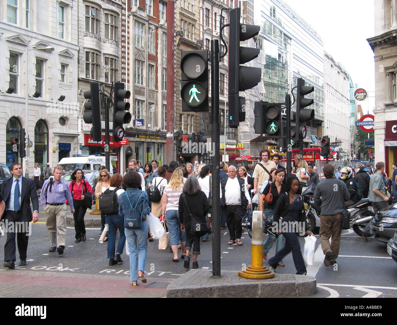 Tipica strada trafficata scena pedoni High Holborn Londra Inghilterra Gran Bretagna Foto Stock
