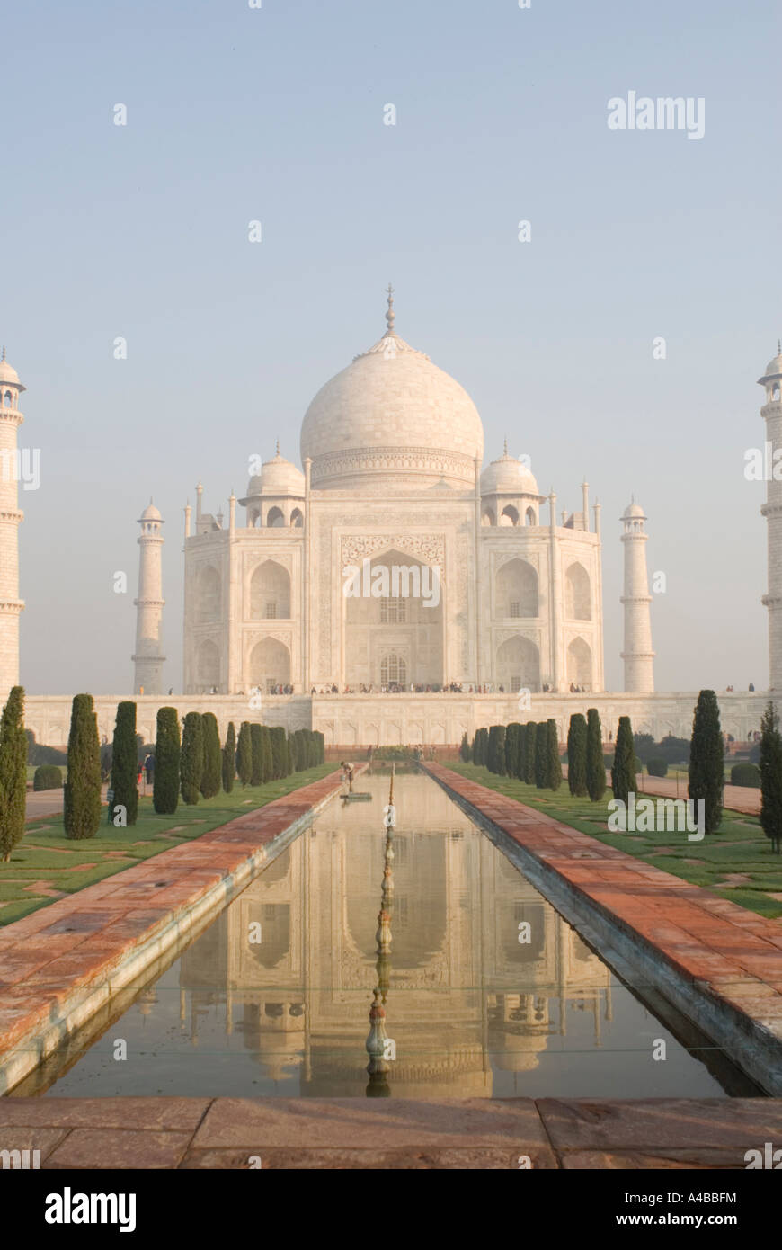 Immagine Stock del Taj Mahal in Agra India all'alba con riflessioni in piscina Foto Stock Immagine Stock del Taj Mahal in Agra India all'alba con riflessioni in piscina Foto Stock