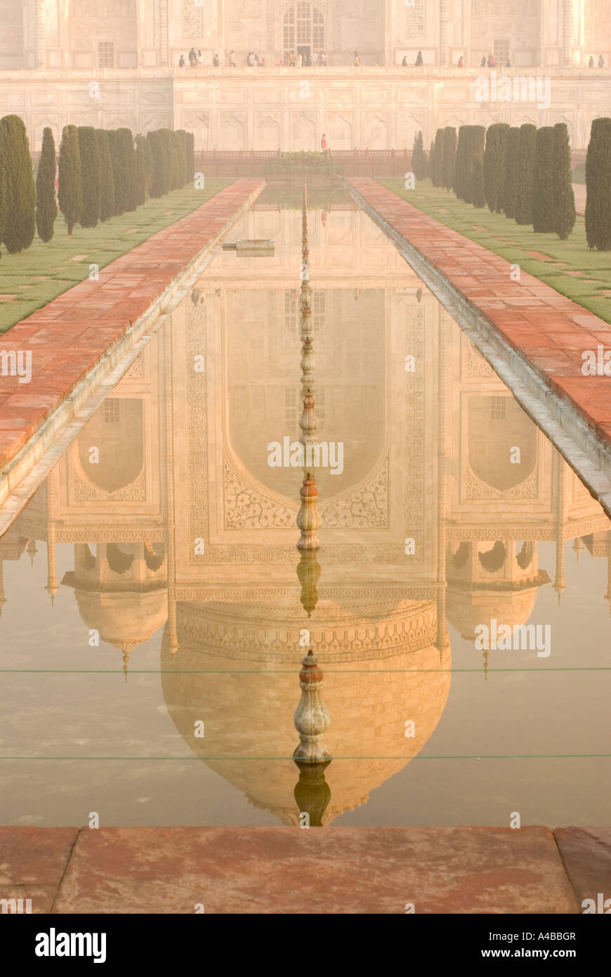 Immagine Stock del Taj Mahal in Agra India all'alba con riflessioni capovolto in piscina Foto Stock Immagine Stock del Taj Mahal in Agra India all'alba con riflessioni capovolto in piscina Foto Stock