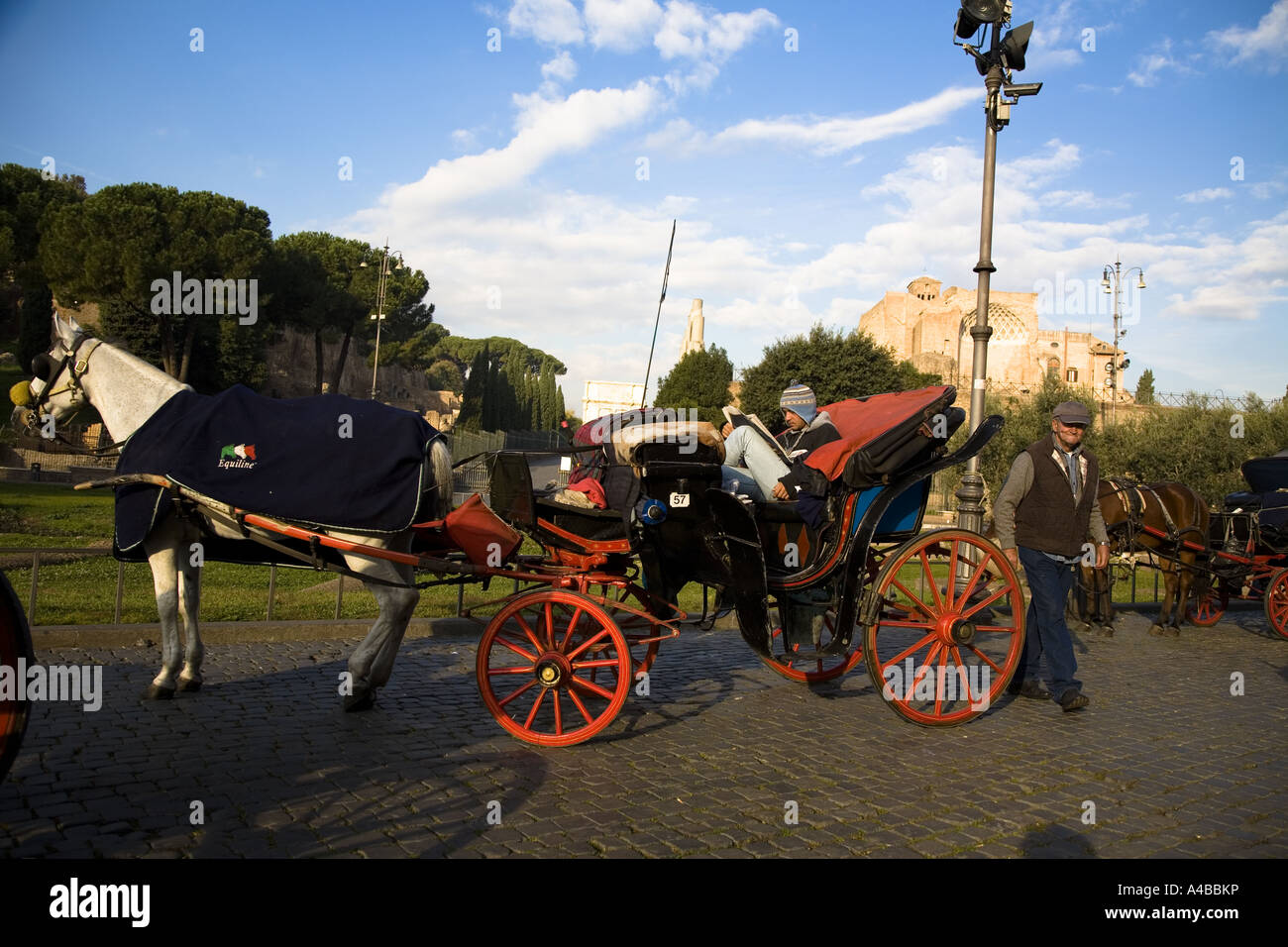 Giri in carrozza trainata da cavalli presso il Colosseo Roma Italia Foto Stock