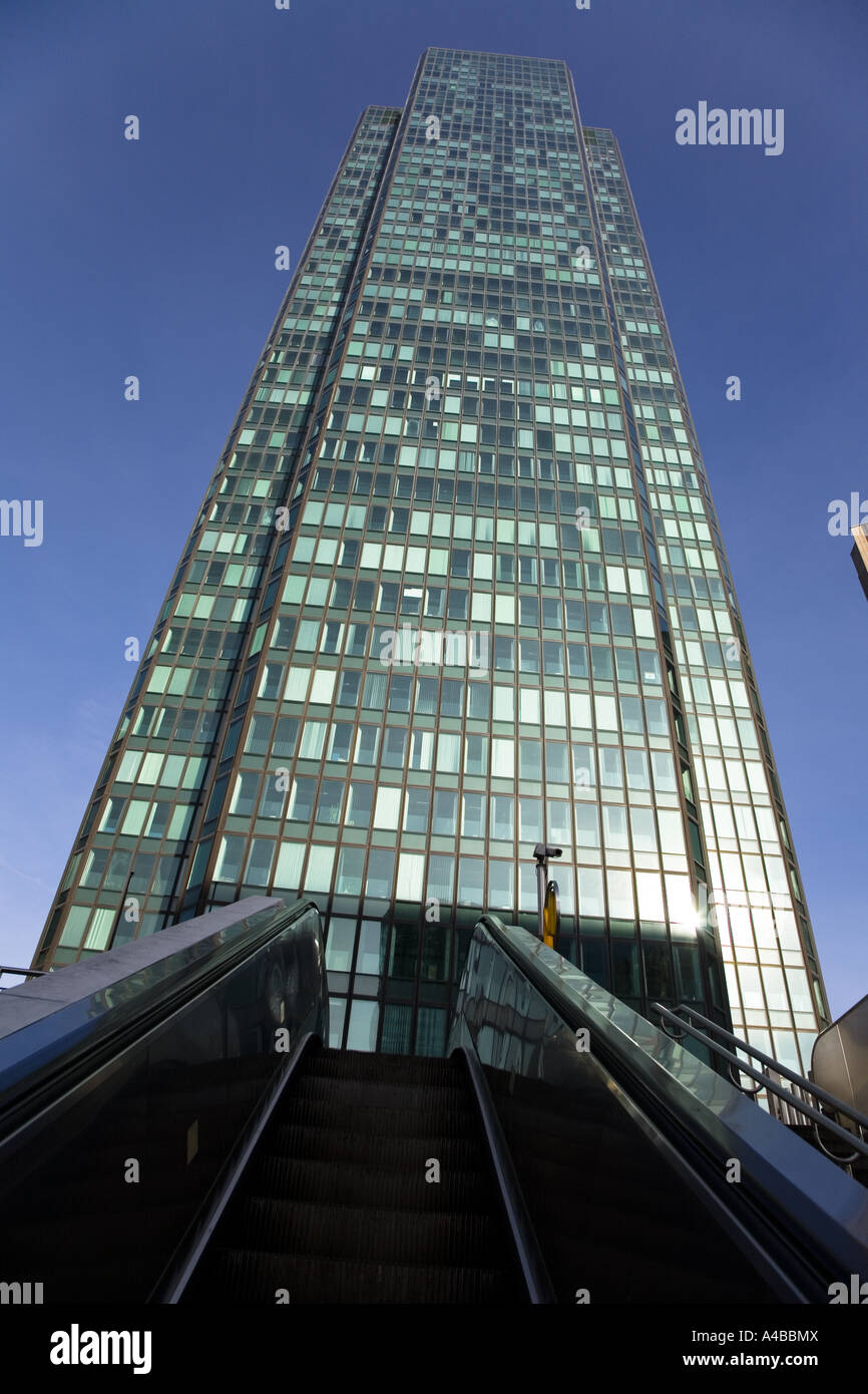 Alto edificio di escalator e affari della Defense regione di Parigi Francia Europa Foto Stock