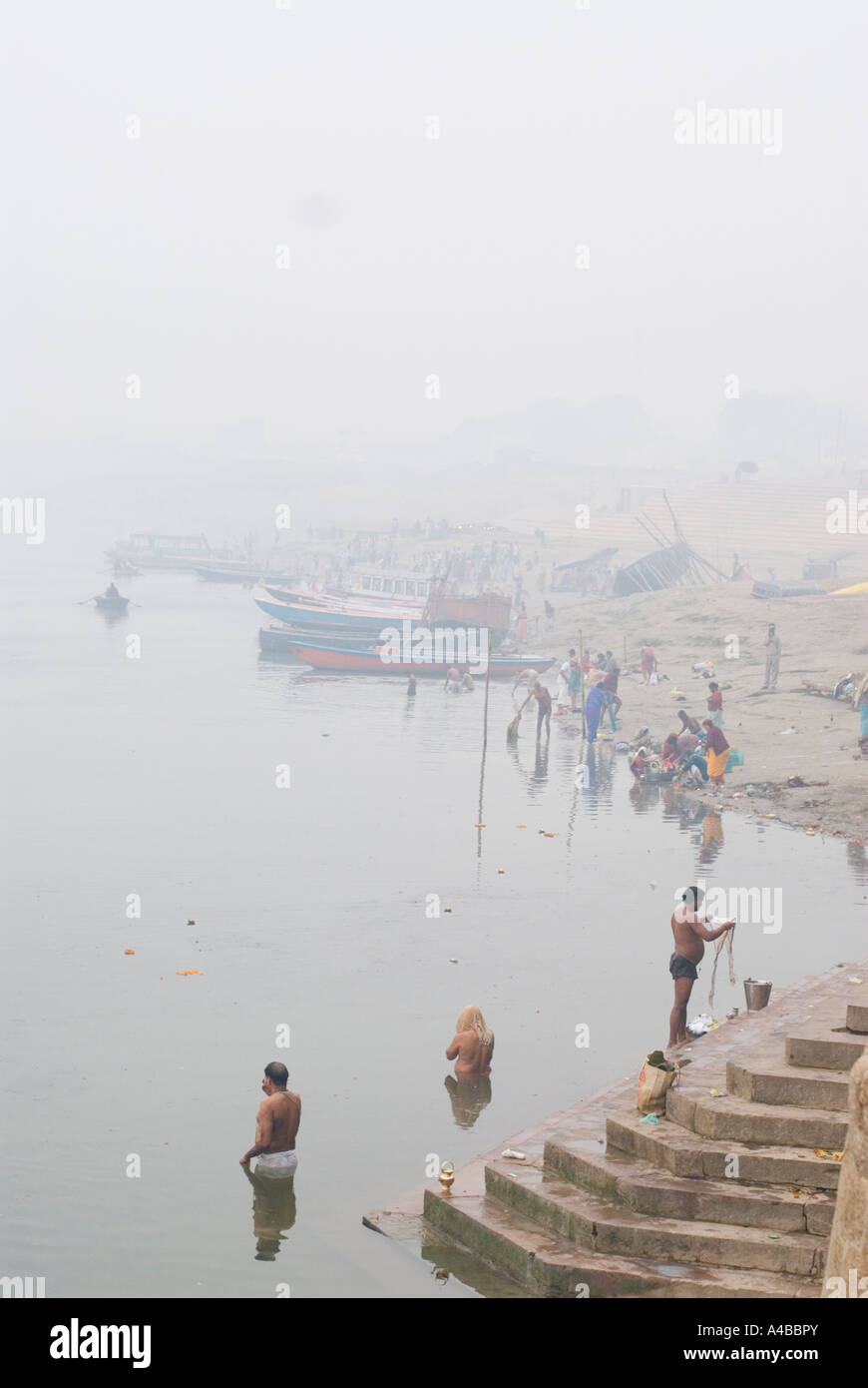 Immagine di stock di barche e bagnanti lungo i ghats e passaggi del Fiume Gange a Varanasi India Foto Stock Immagine di stock di barche e bagnanti lungo i ghats e passaggi del Fiume Gange a Varanasi India Foto Stock