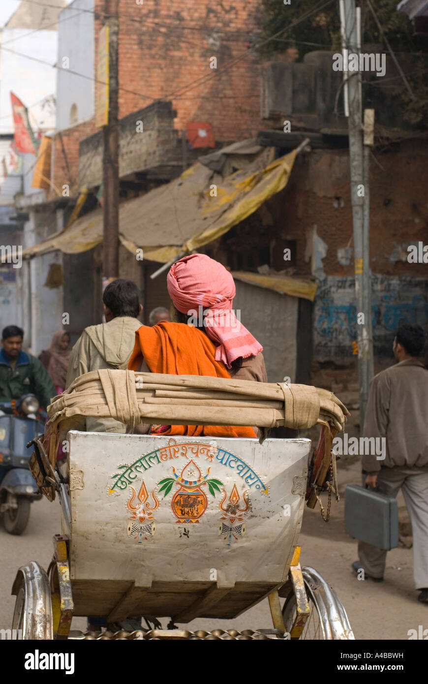 Immagine di stock di un pedale rickshaw portante un sadhu attraverso le strade di Varanasi India Foto Stock Immagine di stock di un pedale rickshaw portante un sadhu attraverso le strade di Varanasi India Foto Stock