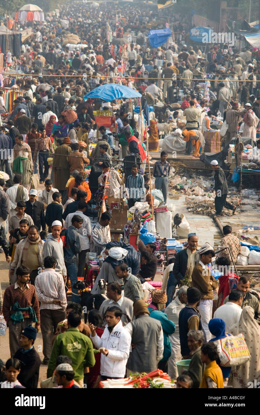 Immagine di stock di enormi densamente impaccati folla di fronte Jama Masjid a Nuova Delhi Foto Stock