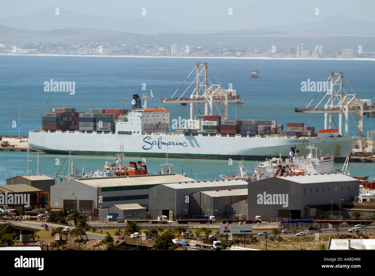 Dal porto di Città del Capo Sud Africa nave portacontainer della Safmarine azienda la S A Winterberg nel terminale per container Foto Stock