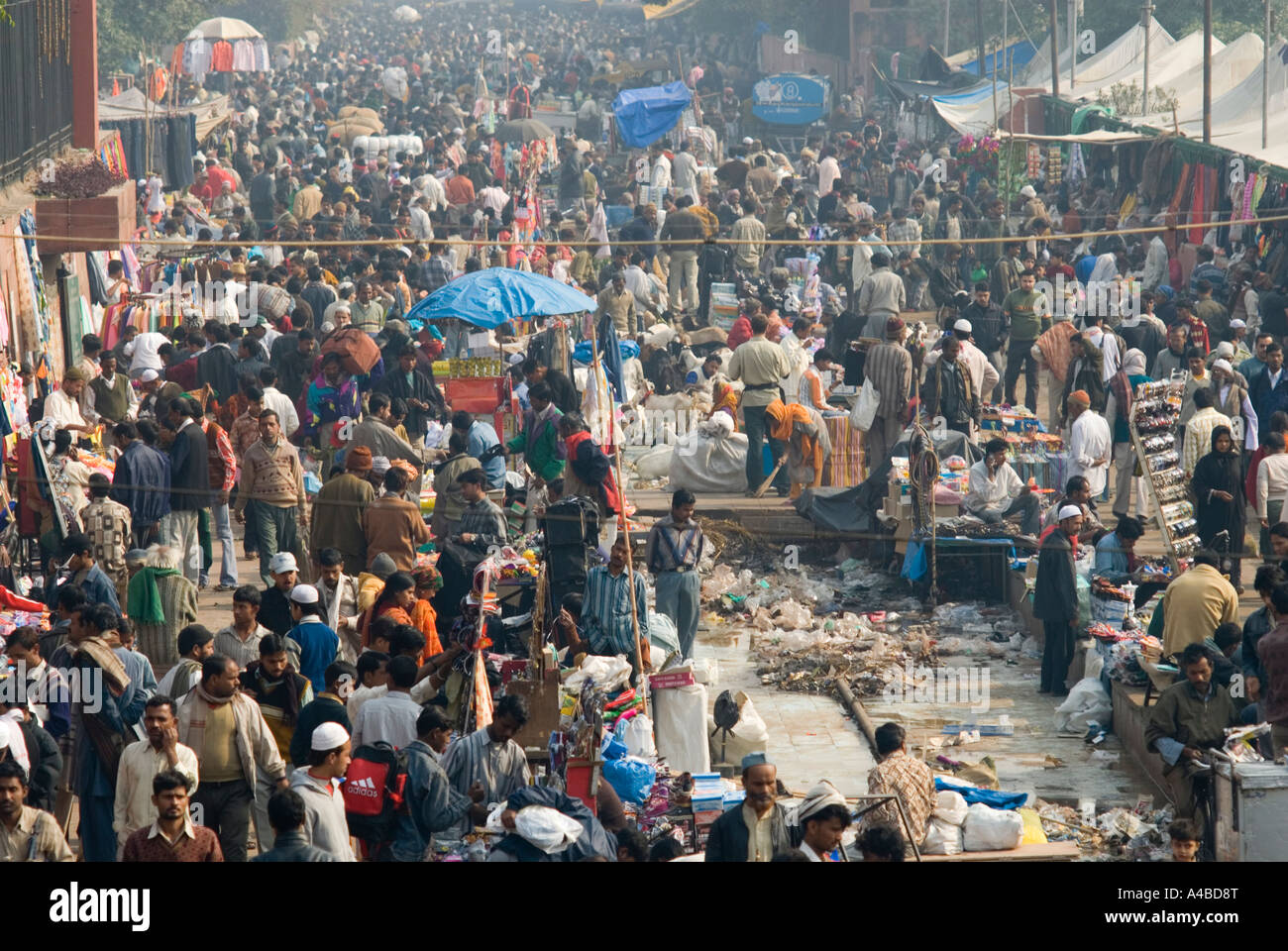 Immagine di stock di enormi densamente impaccati folla di fronte Jama Masjid a Nuova Delhi Foto Stock