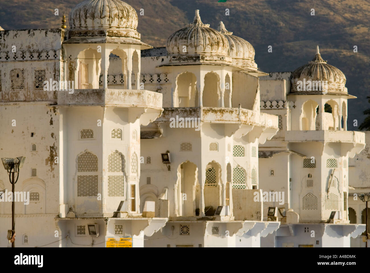 Immagine di stock di balneazione ghats presso il hindu città santa di Pushkar Rajasthan in India Foto Stock