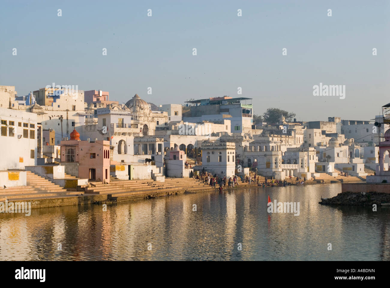 Immagine di stock di balneazione ghats presso il hindu città santa di Pushkar Rajasthan in India Foto Stock