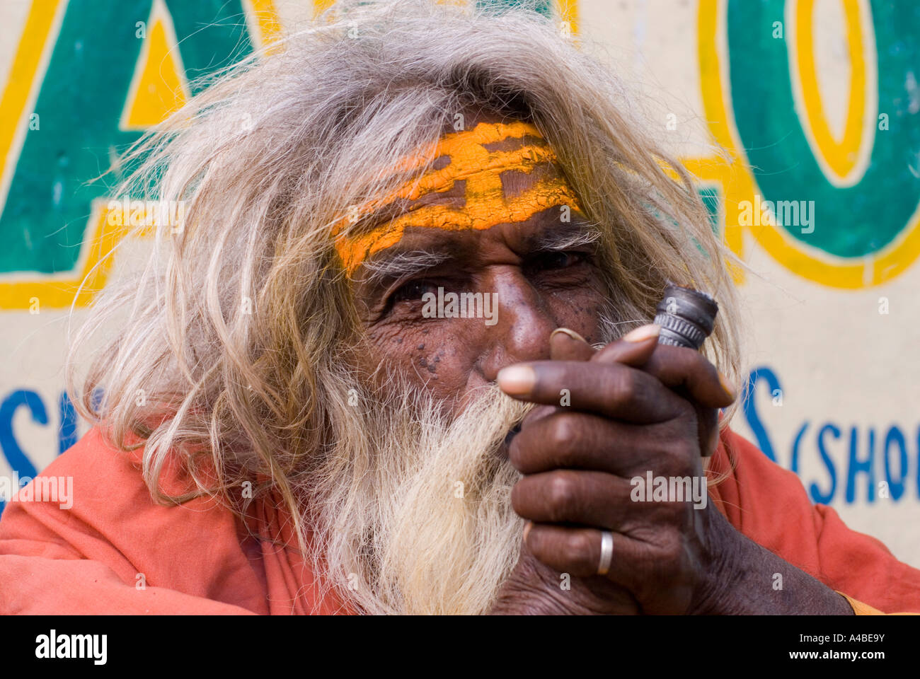 Immagine di stock di Sadhu di fumare un chilum con santo marcature sulla sua fronte in Udaipur Rajasthan in India Foto Stock Immagine di stock di Sadhu di fumare un chilum con santo marcature sulla sua fronte in Udaipur Rajasthan in India Foto Stock