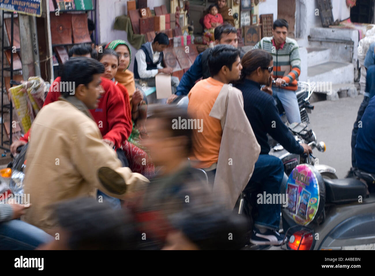 Immagine di stock di Udaipur scena di strada con il traffico Foto Stock Immagine di stock di Udaipur scena di strada con il traffico Foto Stock