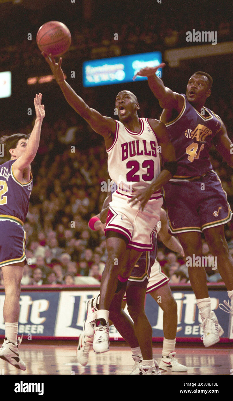 Chicago Bulls e NBA superstar Michael Jordan rigidi per il cestello durante l'azione di gioco in 1994 Foto Stock