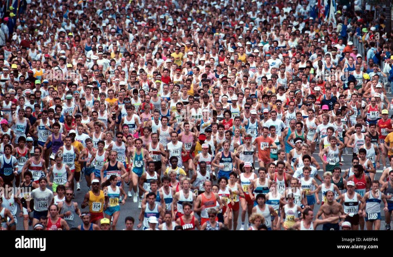 Gli atleti della maratona e selezionare Esegui per iniziare la gara in un orda di grandi dimensioni Foto Stock