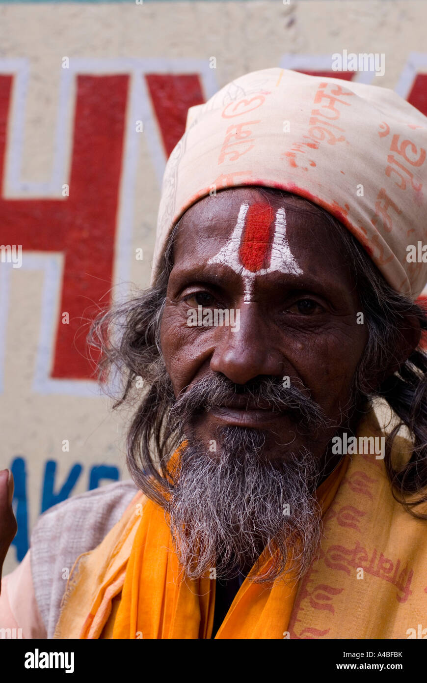 Immagine di stock di Sadhu con santo marcature sulla sua fronte in Udaipur Rajasthan in India Foto Stock