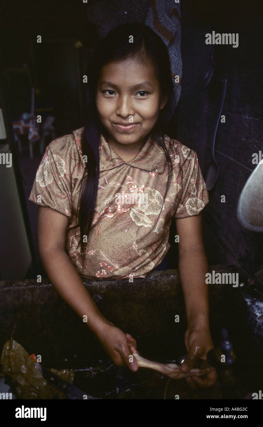 Ritratto di un giovane indiani Guayami adolescente risciacquo nel lavandino un piede di pollo panama 1981 Foto Stock