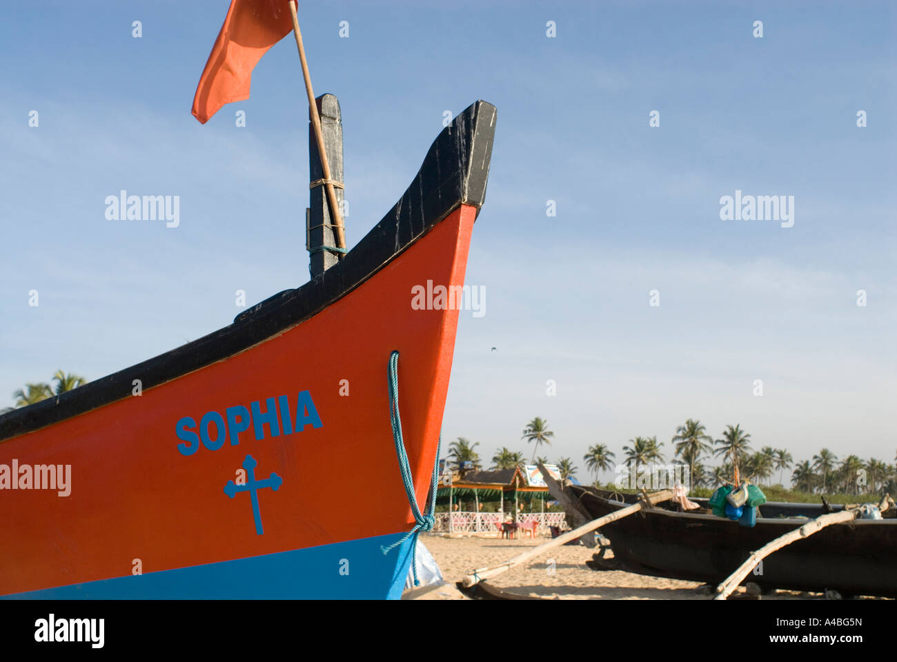 Immagine di stock di Goan barca da pesca con bandiera sulla spiaggia Benaulim Goa Foto Stock