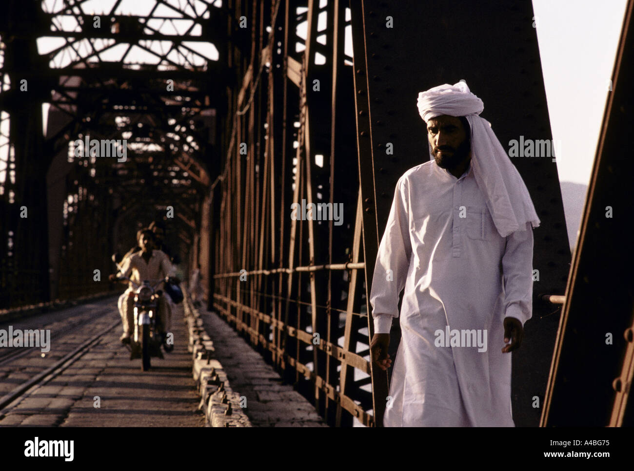 Attraversando il ponte ferroviario sul fiume Indo a Kalabagh, Pakistan. Foto Stock