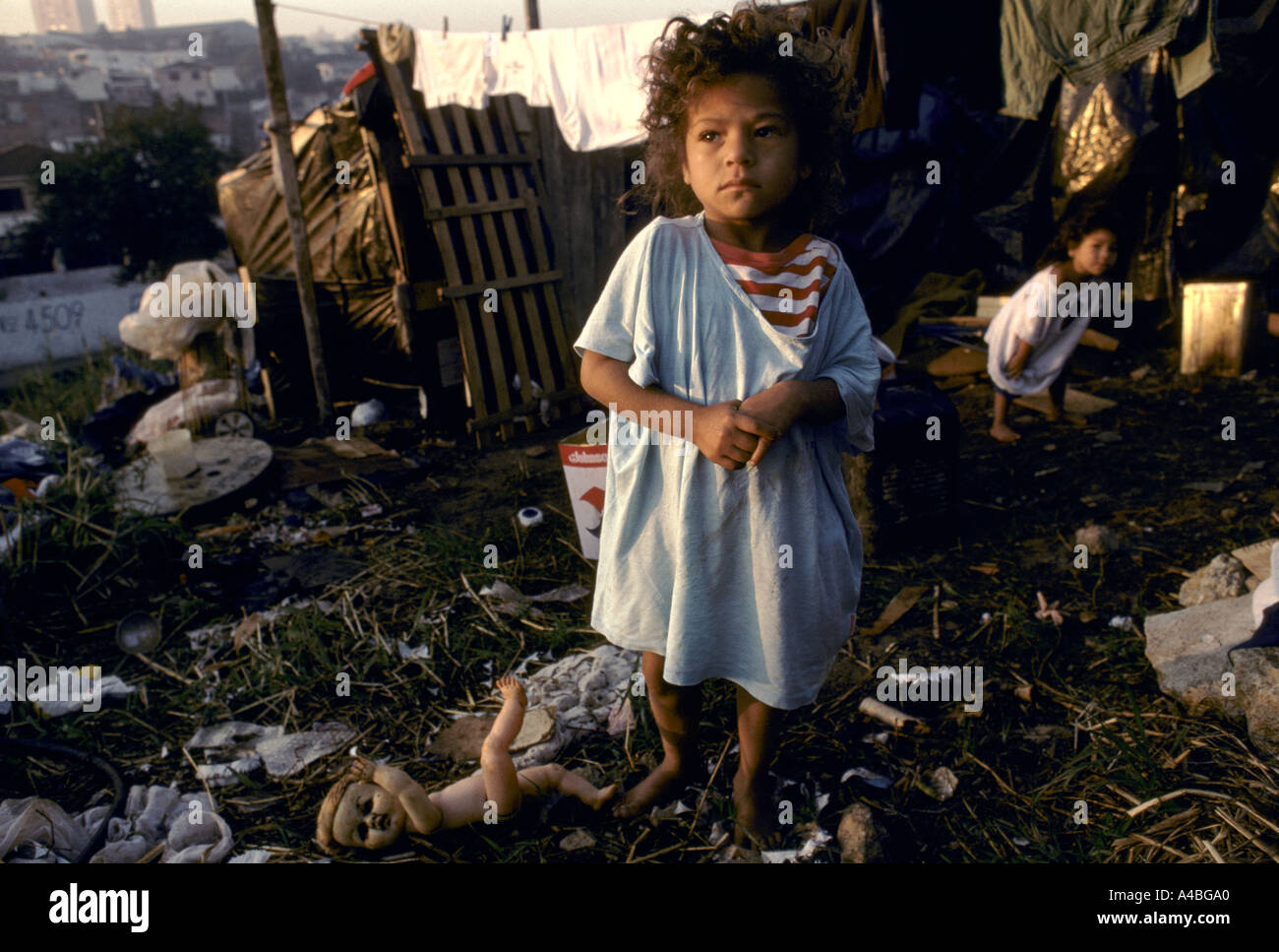 San Paolo del Brasile: bambine stand al di fuori del loro rifugio, una parte dei terreni invasione a Jardin de Saúde (giardino di Salute) Foto Stock