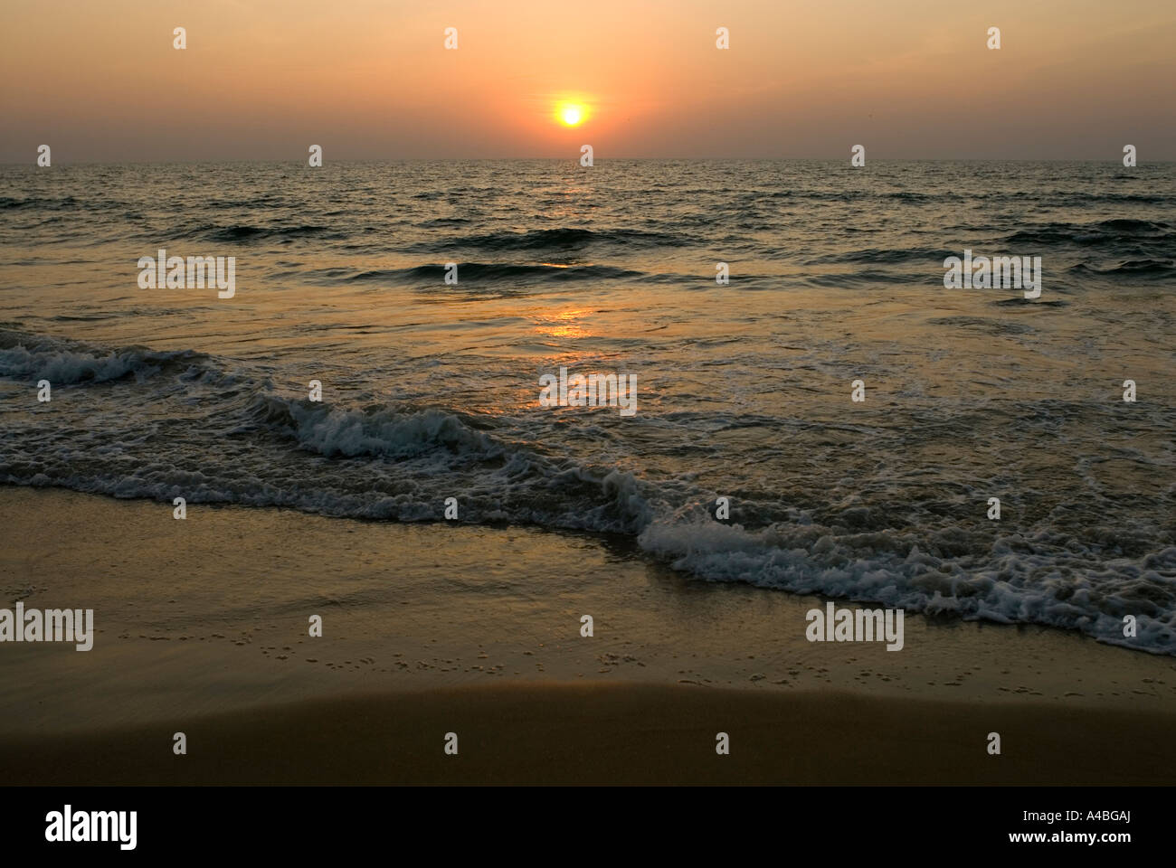 Immagine Stock delle onde che lambiscono a shore a Goa in India al tramonto Foto Stock Immagine Stock delle onde che lambiscono a shore a Goa in India al tramonto Foto Stock