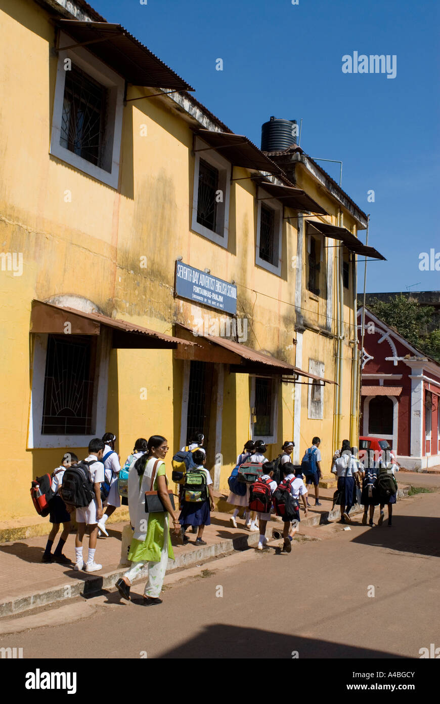 Immagine stock dei loro figli a scuola in divisa in Panaji o Panjim Goa valori multipli Foto Stock Immagine stock dei loro figli a scuola in divisa in Panaji o Panjim Goa valori multipli Foto Stock