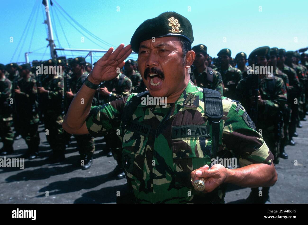 TIMOR EST, sett/ott- 1999: truppe indonesiane si riuniranno presso la porta e prepararsi a lasciare la Dili. Foto Stock