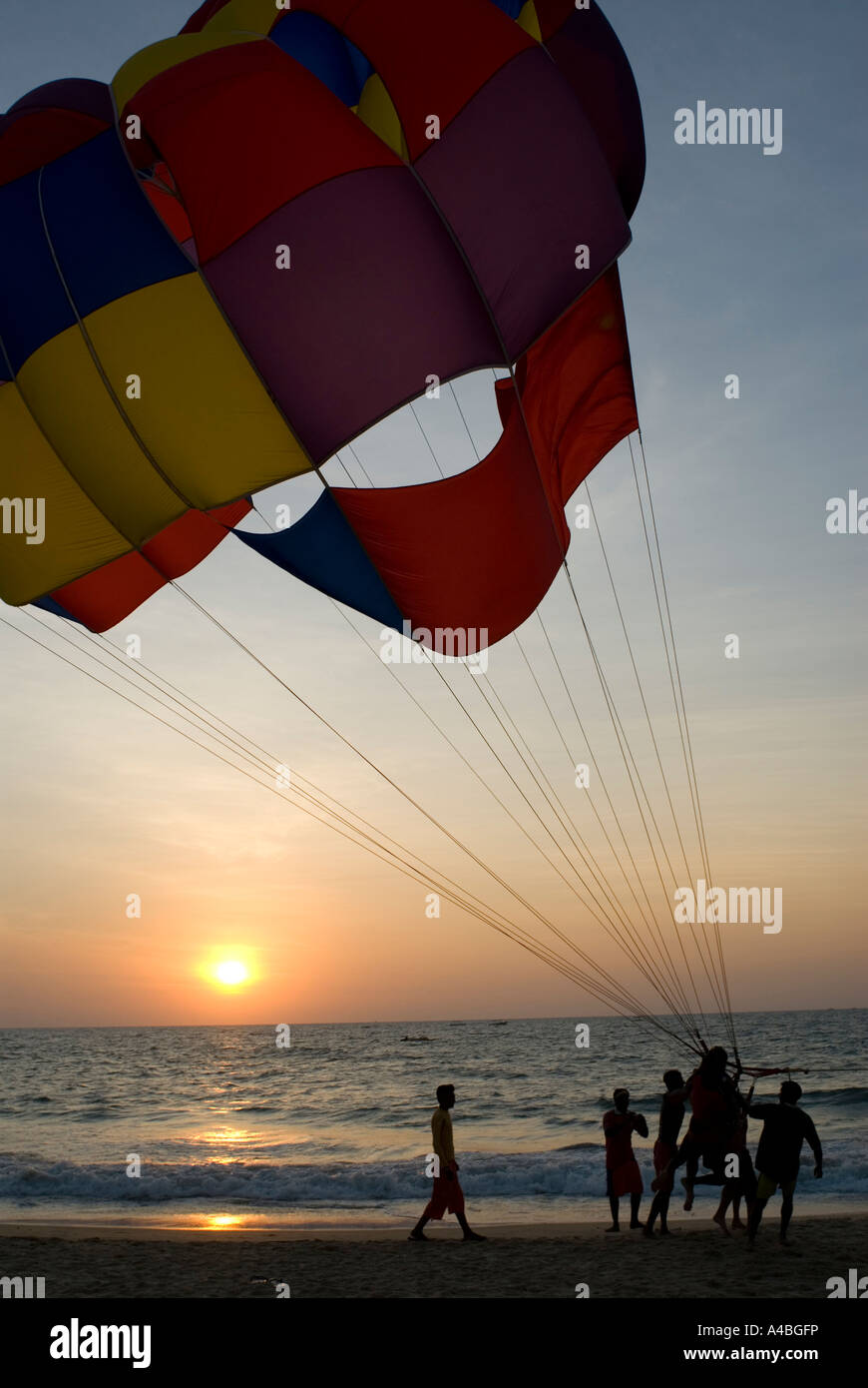 Immagine di stock di parasailing o parascending su Benaulim Beach in Goa al tramonto Foto Stock Immagine di stock di parasailing o parascending su Benaulim Beach in Goa al tramonto Foto Stock