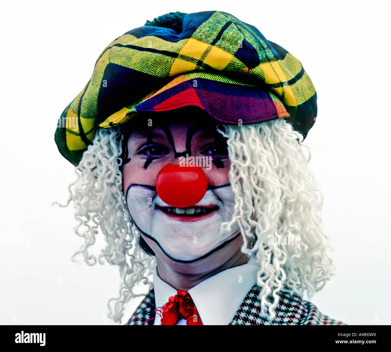 Clown faccia contro uno sfondo bianco Wales UK Foto Stock