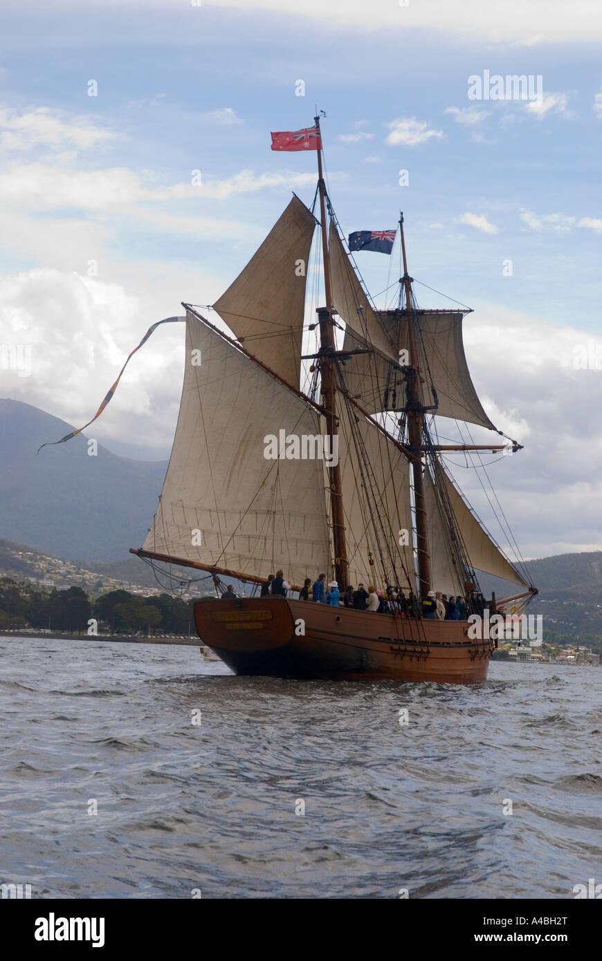 La Enterprize vela in parata di navigare sul fiume Derwent in legno Australiano Boat Festival 2007 Hobart Tasmania Foto Stock