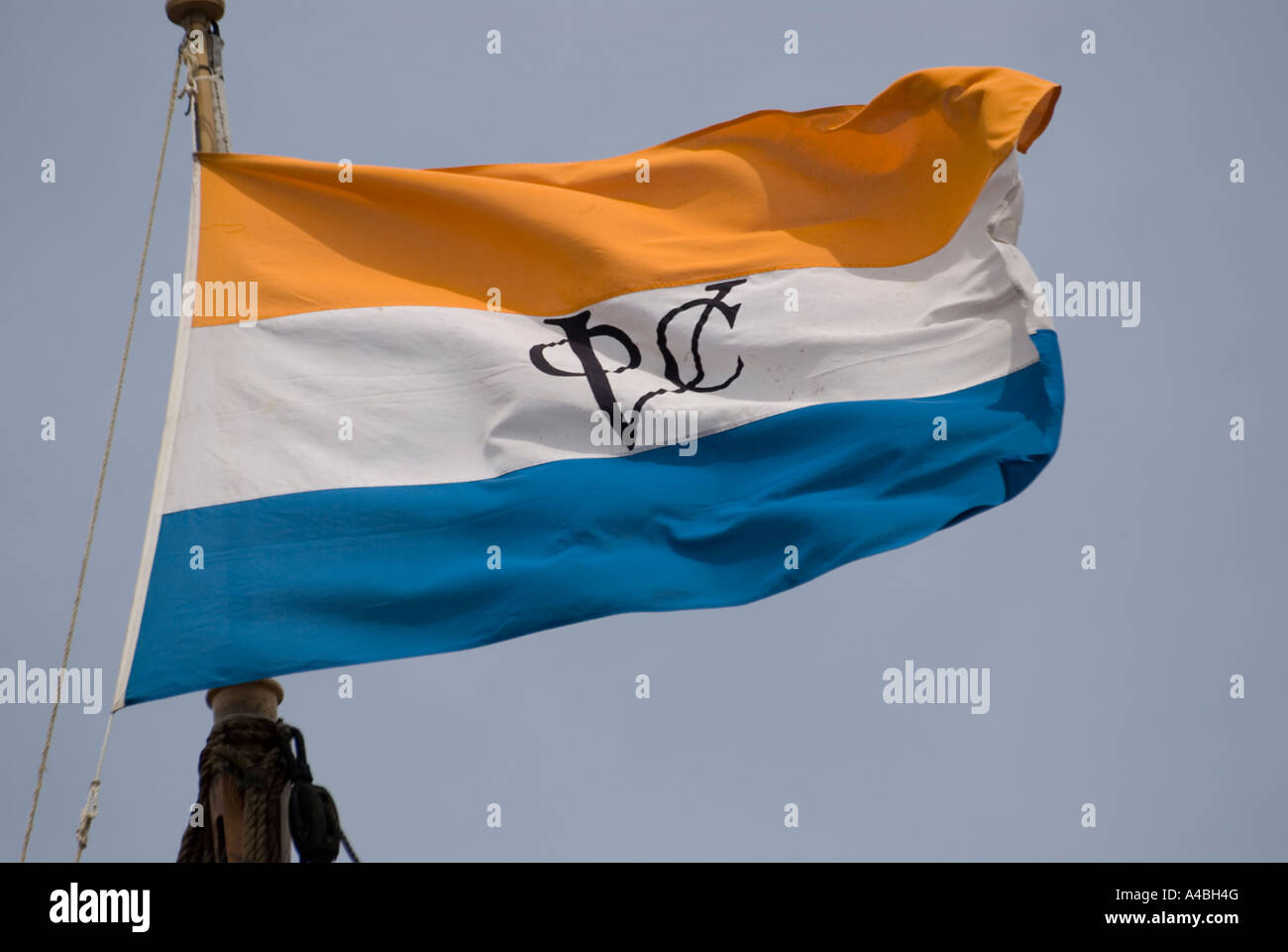 La bandiera olandese della East India Company volare sulla nave di replica della Duyfken Foto Stock