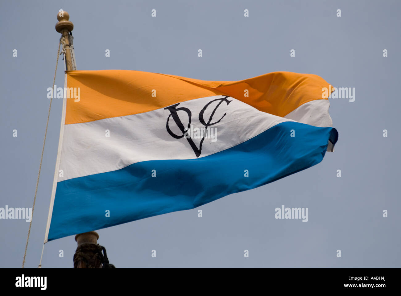 La bandiera olandese della East India Company volare sulla nave di replica della Duyfken Foto Stock