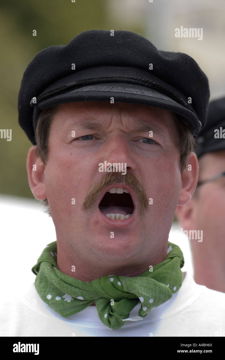 Una cantoria dà voce a un mare shanty al 2007 di Legno Australiano Boat Festival a Hobart in Tasmania Foto Stock