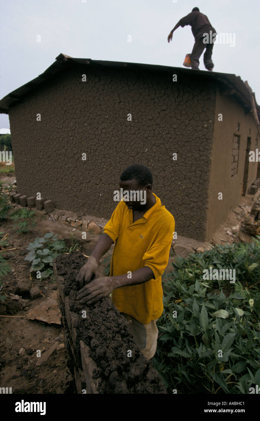 Burundi s campi di raggruppamento 2000 gli hutu sono stati recentemente hanno consentito di ricostruire le loro case qui finanziato da Christian Aid 2000 Foto Stock