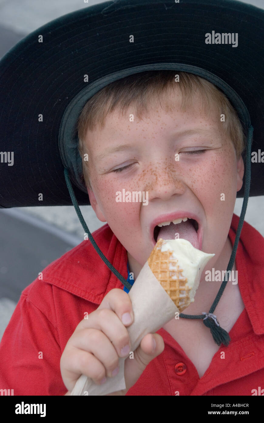 Giovani di fronte freckle boy mangiare e gelato Foto Stock