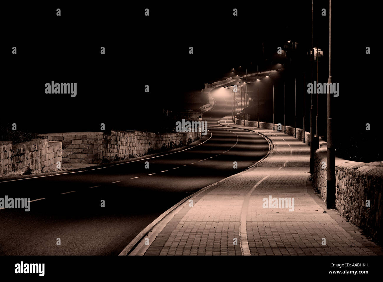 una strada di notte Foto Stock