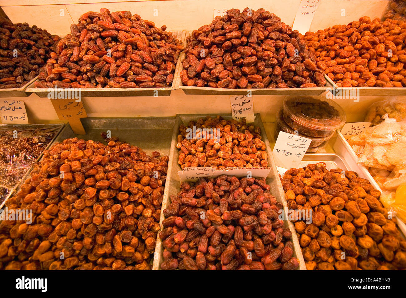 Una raffinata selezione di date sul display in una fase di stallo in un mercato in Kuwait Foto Stock