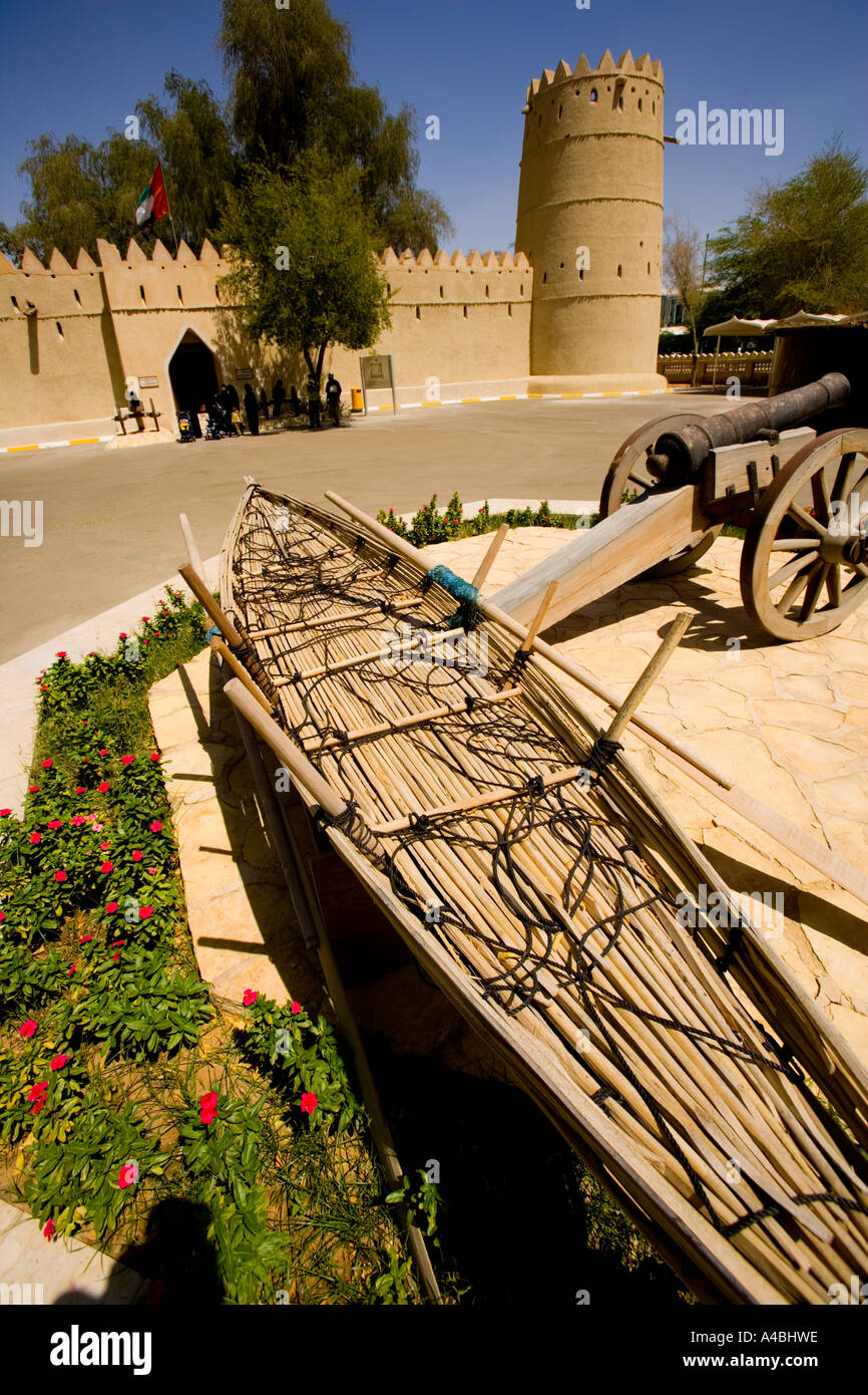 Sultano bin Zayed Fort, Al-Ain, Abu Dhabi, Emirati Arabi Uniti - Reed barca da pesca e cannon (Al Ain) Foto Stock